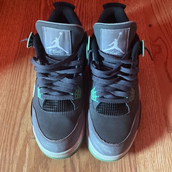 Jordan Retro 4’s Green Glows - Picture 3 of 4